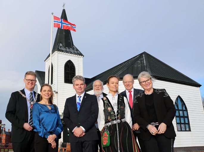Participants in the celebration of the Norwegian Church: County Deputy Chairperson Pål Kårbø (t.l.), Tyra Oseng-Rees (Chair of Welsh Norwegian Society), Hordaland County Council Director for Education Bjørn Lyngedal, Project leader Terje Inderhaug, …