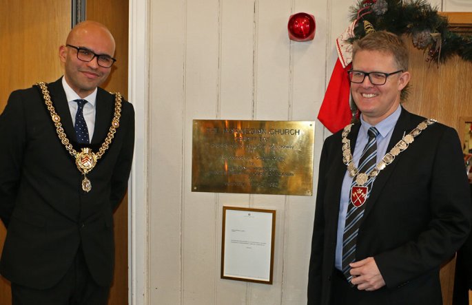 Lord Mayor of Cardiff, with Pål Kårbø, positioning the greeting from King Harald iV from Norway on the wall in the Norwegian Church.Photo: Bjarte Brask Eriksen