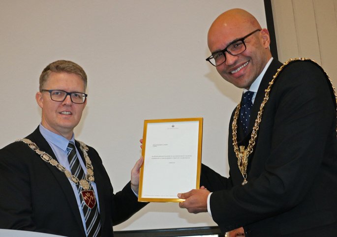 Pål Kårbø presenting the greeting from the Norwegian kin Harald IV helsinga frå Kongen to the Lord Mayor of Cardiff, Dan De’Ath.Photo: Bjarte Brask Eriksen